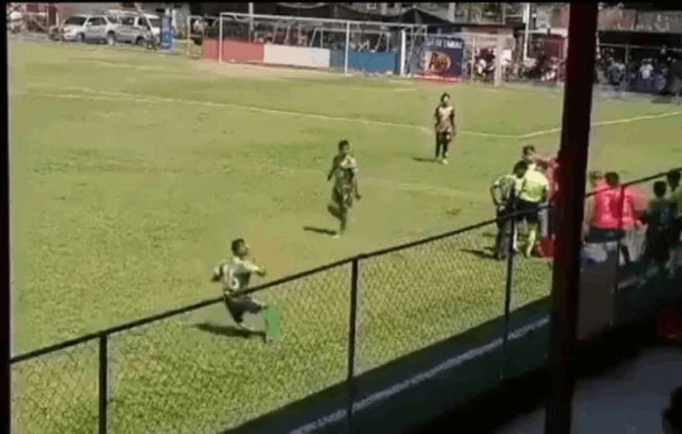 ČUDO U GVATEMALI: Fudbaler sam sebe pogodio u glavu predmetom da bi prekinuo utakmicu! (VIDEO) 